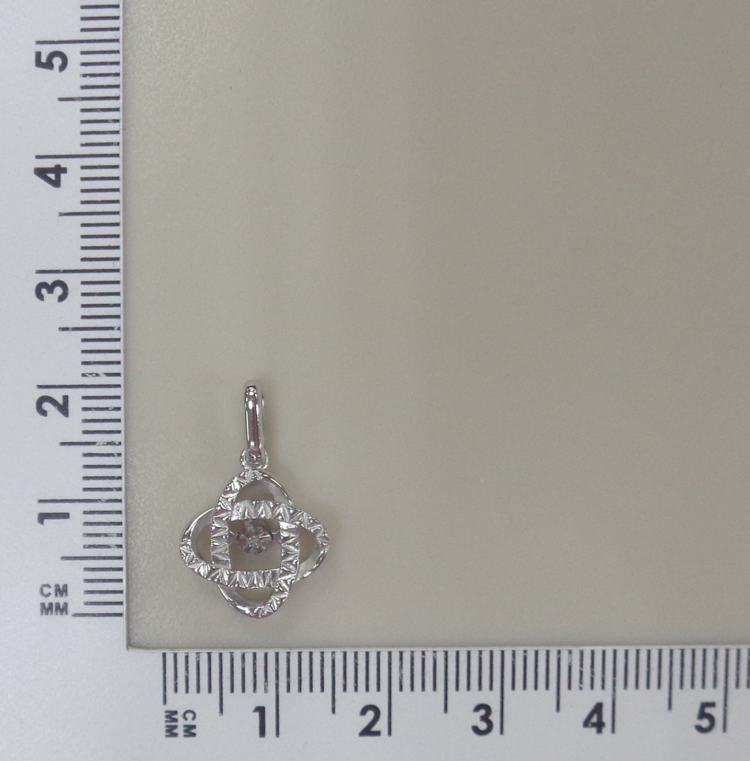 Серебряная подвеска с бриллиантом "Танцующий камень"